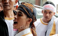 Aksi ini dipicu oleh konflik kepengurusan di DPC Hanura Tangerang.