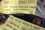 Tolak Kenaikan BBM, Mahasiswa Jahit Mulut