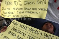 3 Mahasiswa melakukan aksi jahit mulut menolak kenaikan harga BBM.
