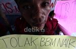 Tolak Kenaikan BBM, Mahasiswa Jahit Mulut