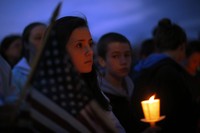 Warga Boston mengenang korban bom Boton, AS. REUTERS/Brian Snyder.
