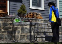 Warga pun berdatangan ke rumah Richard untuk menyatakan belasungkawa. Bocah ini tewas ketika menyaksikan ayahnya yang mengikuti lomba maraton paling bergengsi AS itu. REUTERS/Brian Snyder.
