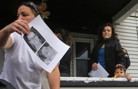 Krystle Campbell adalah warga asal Medford, Massachusetts. Ibu dari Krystle Campbell, Patty Campbell (kanan atas) bersama keluarga saat menunjukan foto putrinya. REUTERS/Brian Snyder.