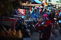 Pengendara haru berbagi jalan dengan tukang ojek dan PKL. Bahkan hak pejalan kaki ikut terampas.