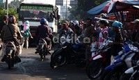 Tidak hanya itu, perilaku tidak tertib pengendara seperti parkir sembarangnya dan melawan arus menyebabkan kemacetan menjadi-jadi.