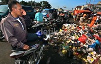 Tumpukan sampah di pagi hari semakin membuat kawasan tersebut kumuh.
