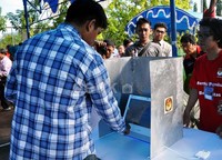 Salah satu warga Bantaeng mencoba proses simulasi evoting di bilik yang menyediakan perangkat pemilu elektronik.