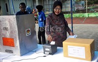 Usai memilih pasangan calon di layar evoting, wajib pilih menerima kertas audit yang langsung tercetak di bilik TPS dan memasukkan ke kotak audit yang sudah disediakan oleh petugas pemungutan suara (PPS).
