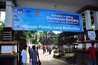 Setiap wajib pilih yang datang ke TPS, usai mencoblos secara manual di bilik TPS, diarahkan ke bilik evoting yang sudah dilengkapi perangkat elektronik berupa layar touchscreen, printer mini untuk mencetak kertas audit dan terakhir kertas audit berisi barcode dan nama calon yang dipilih dimasukkan ke kotak audit.