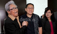 Adegan mengharukan itu terjadi usai Adnan Buyung memberi pernyataan akan menjadi lawyer Anas di kantornya, Jakarta, Rabu (17/4/2013).