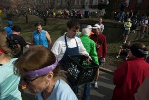 Restoran dan Warga Sekitar Boston Marathon Berikan Makanan dan Minuman Gratis