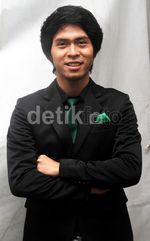 Cakra Khan Tampil Rapi