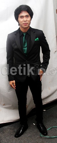 Cakra Khan tampil hitam-hitam. Gusmun/detikFoto.