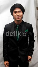 Cakra Khan Tampil Rapi