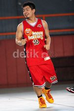 Aksi Bams Samsons Bermain Basket