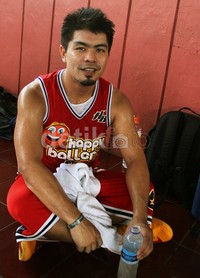 Vokalis band Samsons itu berlumuran keringat usai bermain basket. Ridho/detikHOT.