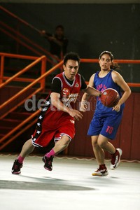 Aksi Augi Fantinus bermain basket. Ridho/detikFoto.
