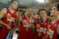 Ketika Augi, Udjo & Yosie 'Project Pop', dan Rico Ceper jadi pebasket. Ridho/detikFoto.