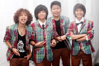 Coboy Junior tampil dengan blazer kotak-kotak dan celana coklat. Gus Mun/detikHOT.