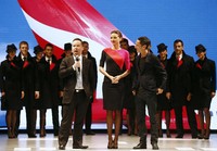 Miranda Kerr ditemani CEO Qantas Airlines Alan Joyce dan sang desainer Martin Grant. REUTERS/Daniel Munoz.