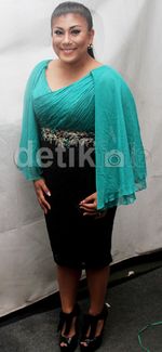 Sean & Regina Cantik Berbaju Hijau Toska