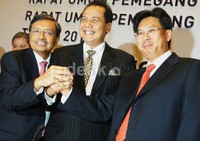 Komisaris Utama PT Bank Mega Tbk Chairul Tanjung (tengah) bersama Dirut baru PT Bank Mega Tbk Kostaman Thayib (kanan) dan Dirut lama Bambang Kendarto (kiri). (dok Bank Mega).