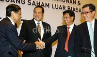 Dirut baru PT Bank Mega Tbk Kostaman Thayib (kanan) mendapat ucapan selamat dari Dirut lama Bambang Kendarto (kiri). (dok Bank Mega).