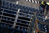 Pekerja melakukan bongkar muat air galon Aqua di Jakarta, Rabu (17/4/2013).