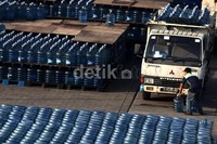 Saat ini total pasar air minum kemasan di Indonesia mencapai 20 miliar liter air pertahun. Asosiasi Perusahaan Air Minum Dalam Kemasan Indonesia (Aspadin) memperkirakan penjualan air minum kemasan akan terus meningkat.