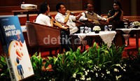 Dialog publik itu juga dihadiri oleh para pekerja seni budaya dan beberapa selebritis.