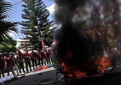 Mahasiswa Demo Kantor DPRD Kuningan