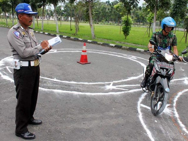 Taati Aturan Lalu Lintas, Prajurit Macan Hitam Bikin SIM