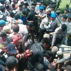 Demo Ribuan Buruh di Jember Ricuh, Tiga Petugas Luka-luka