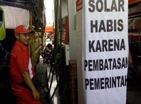 Antrean Solar di SPBU Jenggolo Mengular