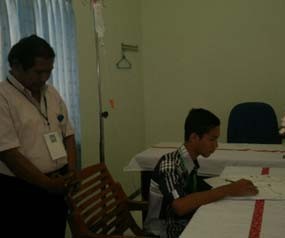 Dua Pelajar Jalani UN di RSUD Sidoarjo