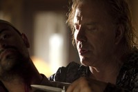 Aktor nominasi Oscar Mickey Rourke (Malik) menempelkan pisau di lehar Mike Lucock (Achmed). (Eriek Juragan/Margate House)