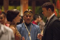 Putri Sultana (Atiqah Hasiholan) yang ditemani pamannya (Tio Pakusadewo), sedang dihampiri oleh Jake. (Eriek Juragan/Margate House)