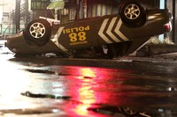 Mobil yang ditumpangi Hashim dan Jake, terbalik karena diserang teroris. (Eriek Juragan/Margate House)