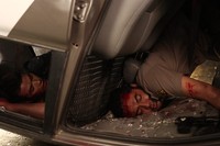 Kondisi mobil yang hancur membuat Hashim dan Jake mengalami luka. (Eriek Juragan/Margate House)