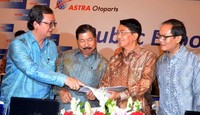 Presdir PT Astra Otoparts Tbk Siswanto Prawiroatmodjo berbincang dengan Wakil Presdir AOPS Hamdhani Dzulkarnaen Salim, Presiden Komisaris Johnny Darmawan Danusasmita, dan Direktur Darmawan Widjaja membahas buku laporan tahunan disela RUPS. (dok. Astra).