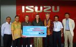Isuzu Sumbang Dua Mobil untuk UNICEF