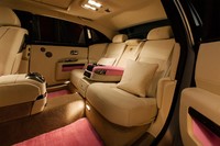 Di interiornya, kemewahan khas Rolls-Royce juga dapat dirasakan lewat balutan kulit dan penggunaan kayu di ornamennya. (dok. Rolls-Royce)