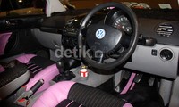 Masuk ke sektor interior, VW Beetle berkelir pink ini memang sudah banyak di modifikasi baik jok hingga audio systemnya. Pemilihan aksesorisnya juga menggunakan merek DAD dan untuk soundnya menggunakan merek Cello.