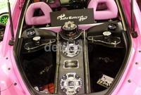 Untuk audionya ditempatkan di bagasi belakang. Pemilihan mereknya juga tergolong ciamik, elki memilih audio dengan merek Cello dan di rakit di bengkel audio Auto Concept di Surabaya.