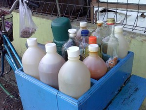 Dilema Jamu Gendong: Botol Plastik Tidak Sehat, Botol Beling Berat