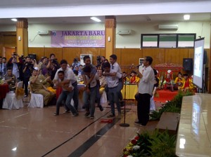 Hilangkan Dendam, Siswa SMA 6 & SMA 70 Diajak Jokowi Main Gendongan