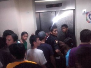 Yanto Tercekik Lift 30 Menit di Glodok, Istri Menangis