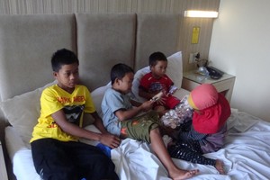 Ini Penampakan Keceriaan Tasripin dan 3 Adiknya di Hotel