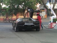 Tapi tenang dulu, jangan terlalu menghakimi ketidaklayakan Lamborghini menggunakan bensin premium. Dari tampilan belakang memang terlihat sebuah Lamborghini, tetapi kemungkinan besar mobil ini adalah mobil hasil modifikasi. (Foto: Andriansyah).