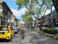 Sepeda bisa disewa di kantor Sarawak Tourism Board yang ada di kawasan Waterfront. Ini adalah Jalan Pudungan alias Chinatown, salah satu spot yang paling asyik dilewati naik sepeda. (Sastri/detikTravel)